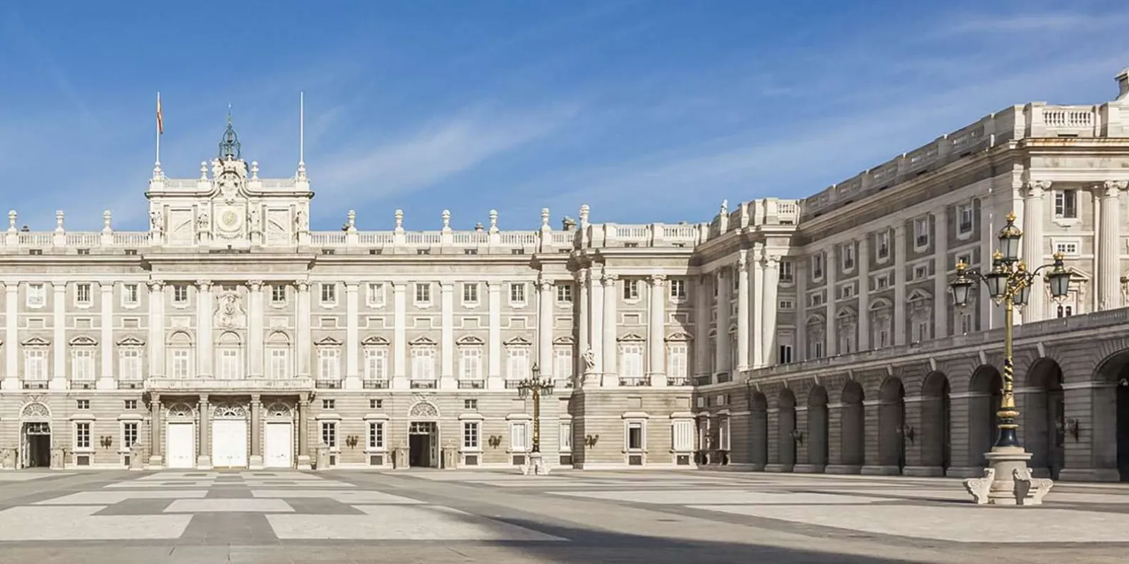 Palace courtyard and main façade