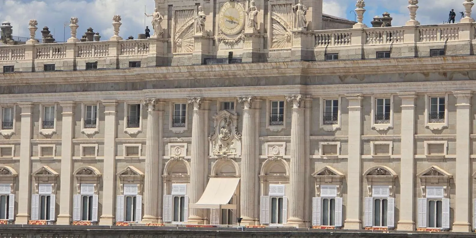 Upper windows and stone reliefs on the palace façade
